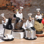 statue cuisinier cartoon uniforme blanc tablier noir chapeau cuillère dorée bouteille pot pomme terre