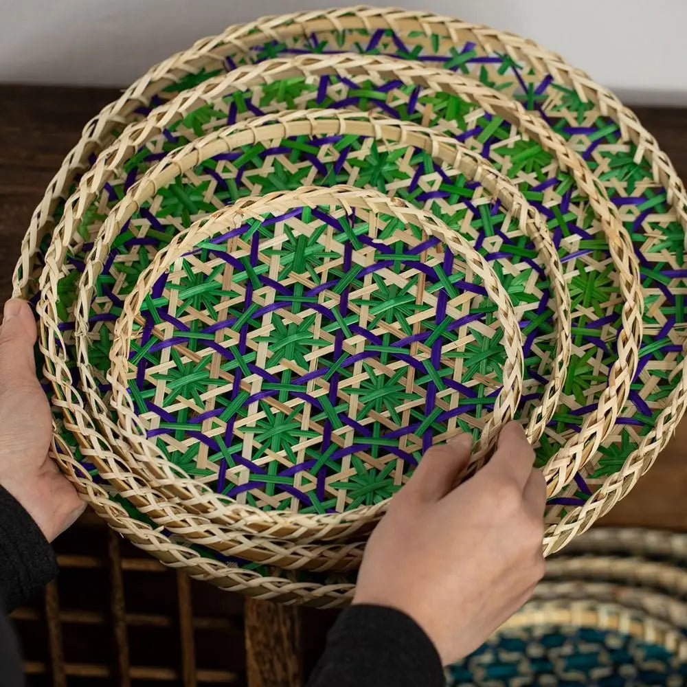 assiettes rotin naturel bleu vert marron motif géométrique tressé taille 15cm 25cm 35cm traditionnel