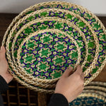 assiettes rotin naturel bleu vert marron motif géométrique tressé taille 15cm 25cm 35cm traditionnel