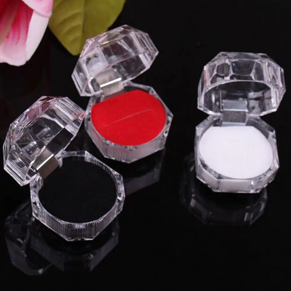 boîtes bijoux transparentes facettes géométriques modernes clips pochettes intérieures rouge noir blanc organisateur rangement