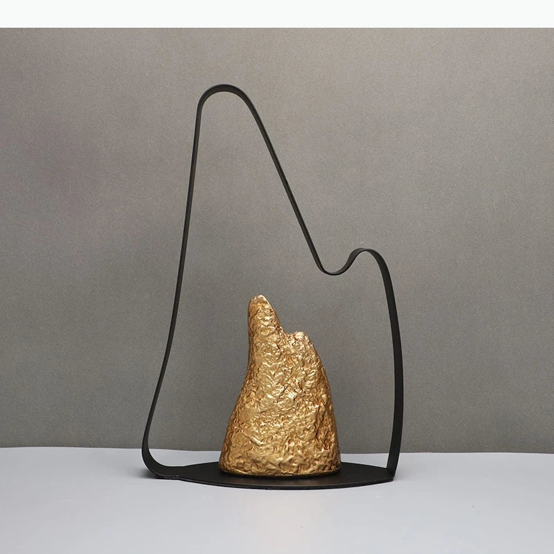 sculpture décorative moderne structure métallique or texture rugueuse élément montagne feuille or minimaliste