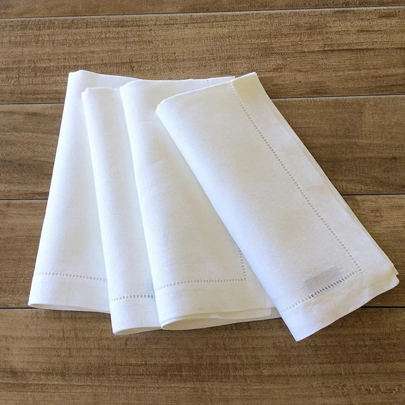 serviettes lin blanc bord brodé table mariage classique assiette blanche