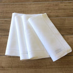 serviettes lin blanc bord brodé table mariage classique assiette blanche