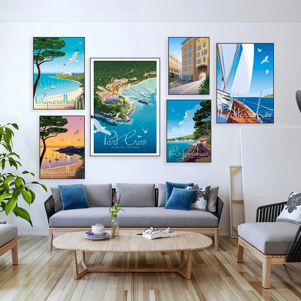 Un mur décoré de magnifiques affiches aux motifs maritimes et de paysages méditerranéens, créant une ambiance chaleureuse et estivale dans ce salon cosy.