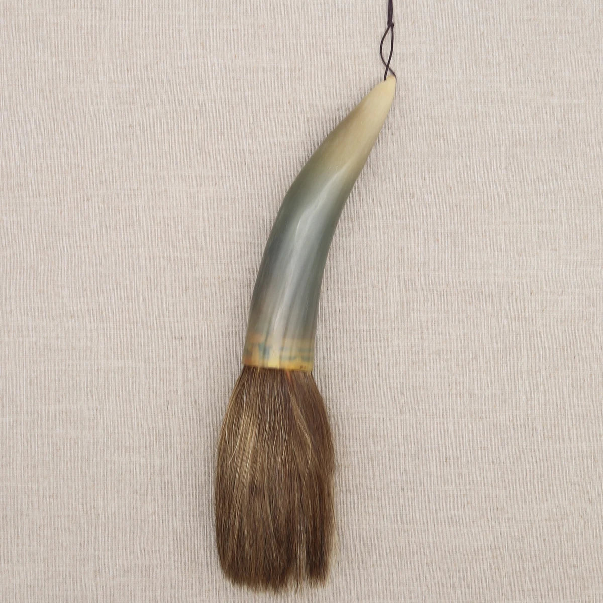 brosse peinture traditionnelle cordelette poils naturels marbrés noir blanc gris