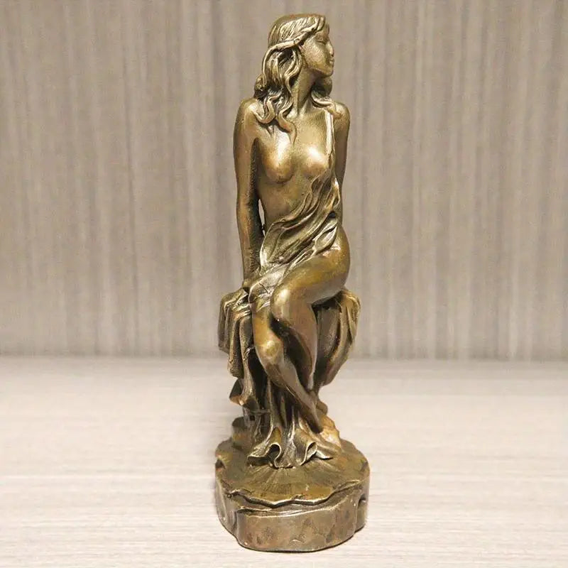 statuette féminine dorée nu assis cuivre sculptural décoration intérieure antique ornement tendance arts décoratifsOpaque