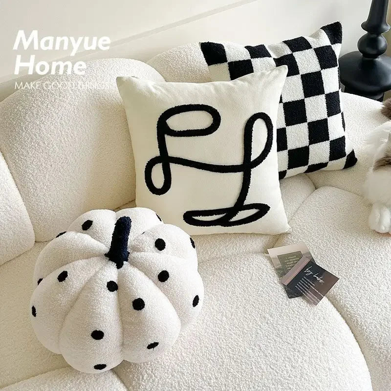 coussin moderne carré brodé motif géométrique noir blanc amovible lavable mousse mémoire forme 45x45cm