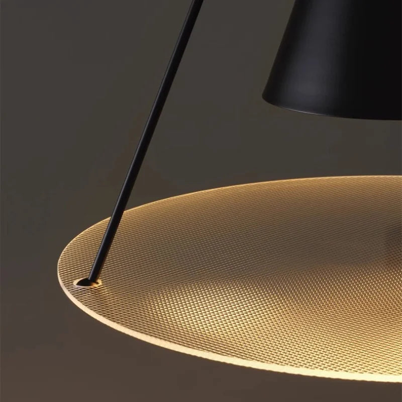 suspension lumineuse moderne conique noir blanc doré diffuseur grille opacité minimaliste chaînes métalliques