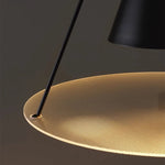 suspension lumineuse moderne conique noir blanc doré diffuseur grille opacité minimaliste chaînes métalliques
