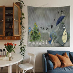 Installation de la tapisserie Totoro au-dessus d'un lit