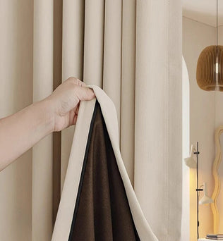 Rideau occultant élégant beige pour chambre moderne, offrant une isolation thermique et acoustique optimale. Accessoire idéal pour créer une ambiance chaleureuse tout en préservant l'intimité. Parfait pour décorer salons et chambres à coucher avec une touche de sophistication.