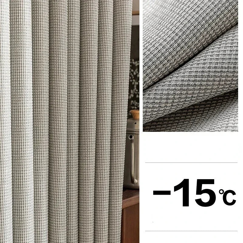 Rideau thermique isolant gris moderne, idéal pour économiser l'énergie, résistant au froid jusqu'à -15°C. Parfait pour embellir et protéger votre intérieur des intempéries tout en apportant une touche élégante et contemporaine à votre décoration. Profitez d'une ambiance chaleureuse et cocooning grâce à ce rideau performant et esthétique.
