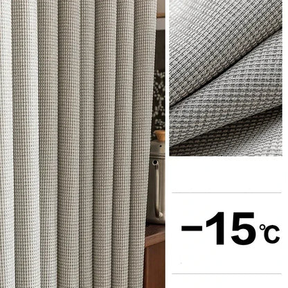 Rideau thermique isolant gris moderne, idéal pour économiser l'énergie, résistant au froid jusqu'à -15°C. Parfait pour embellir et protéger votre intérieur des intempéries tout en apportant une touche élégante et contemporaine à votre décoration. Profitez d'une ambiance chaleureuse et cocooning grâce à ce rideau performant et esthétique.