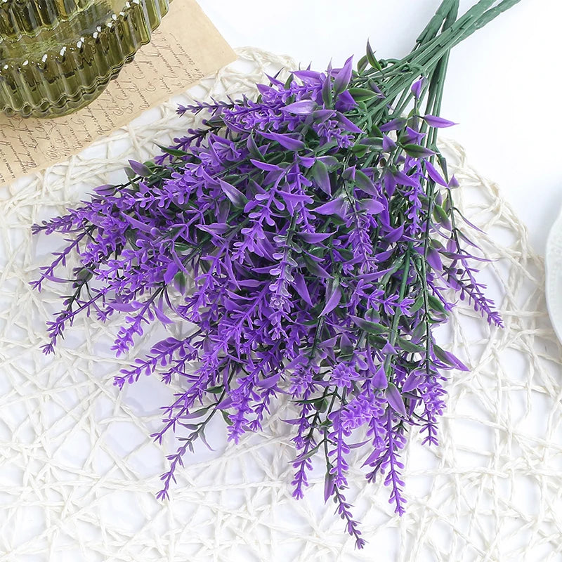 décoration intérieure moderne bouquet artificiel lavande violet rouge jaune vase minimaliste
