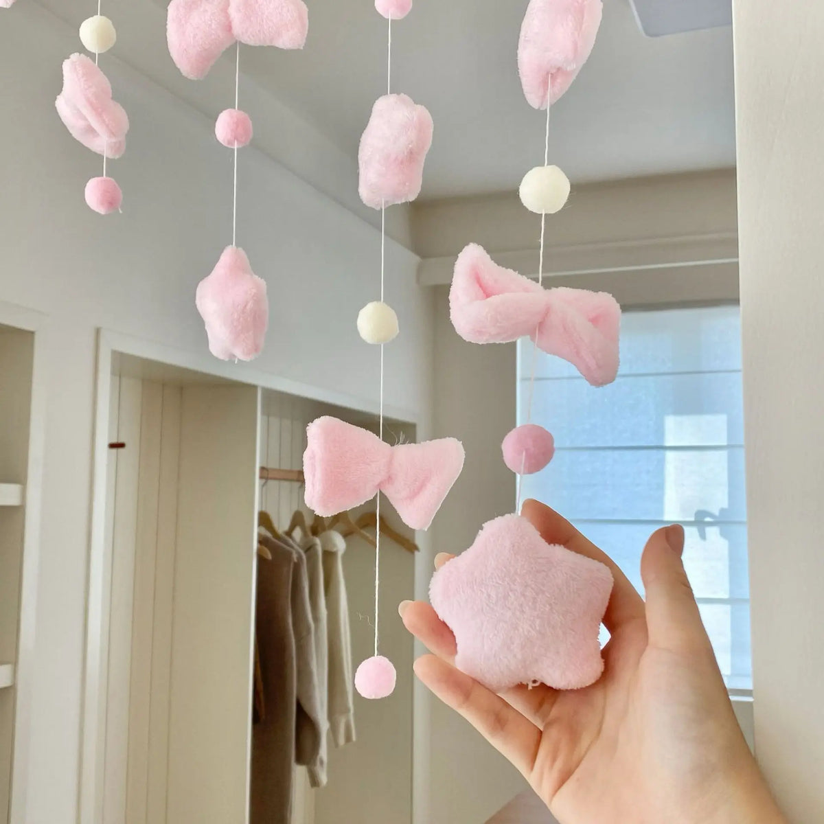 guirlande décorative intérieure douce enfantine étoiles nœuds papillon boules rose blanche