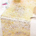 nappe brillante or rose motifs organiques semi transparent festive assiettes blanches couverts gâteau d'anniversaire