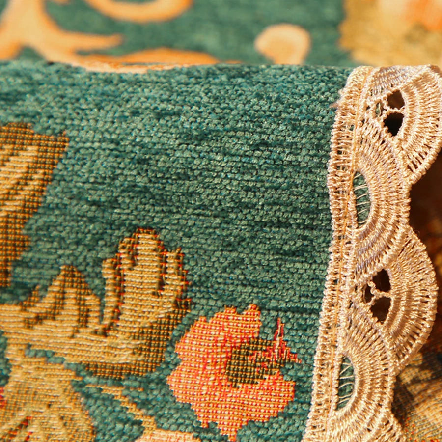 Un tapis richement texturé avec un motif de paysage aux couleurs chaudes et vibrantes, orné de détails en fibre naturelle.