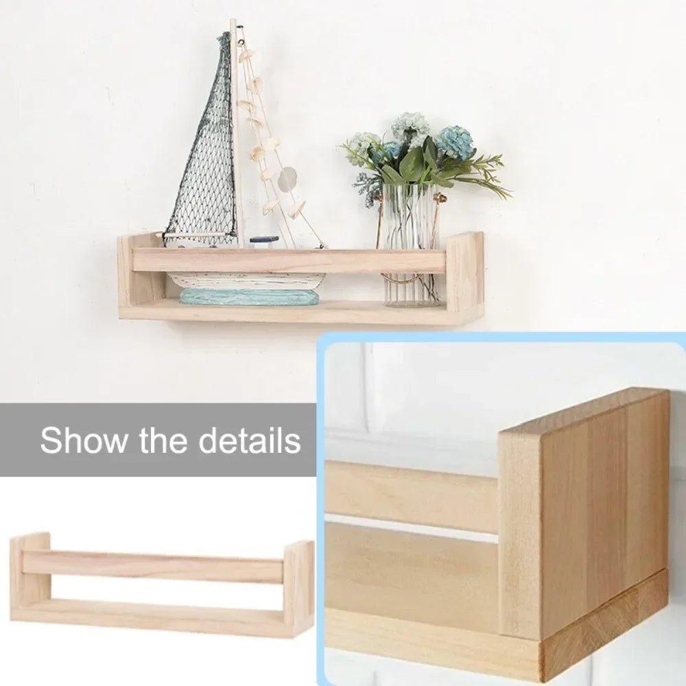 Étagère murale en bois avec épices et huiles essentielles