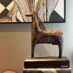 statuette girafe marron clair art deco peau léopard socle bois occasionnellement festiveOpaque statuette animaux
