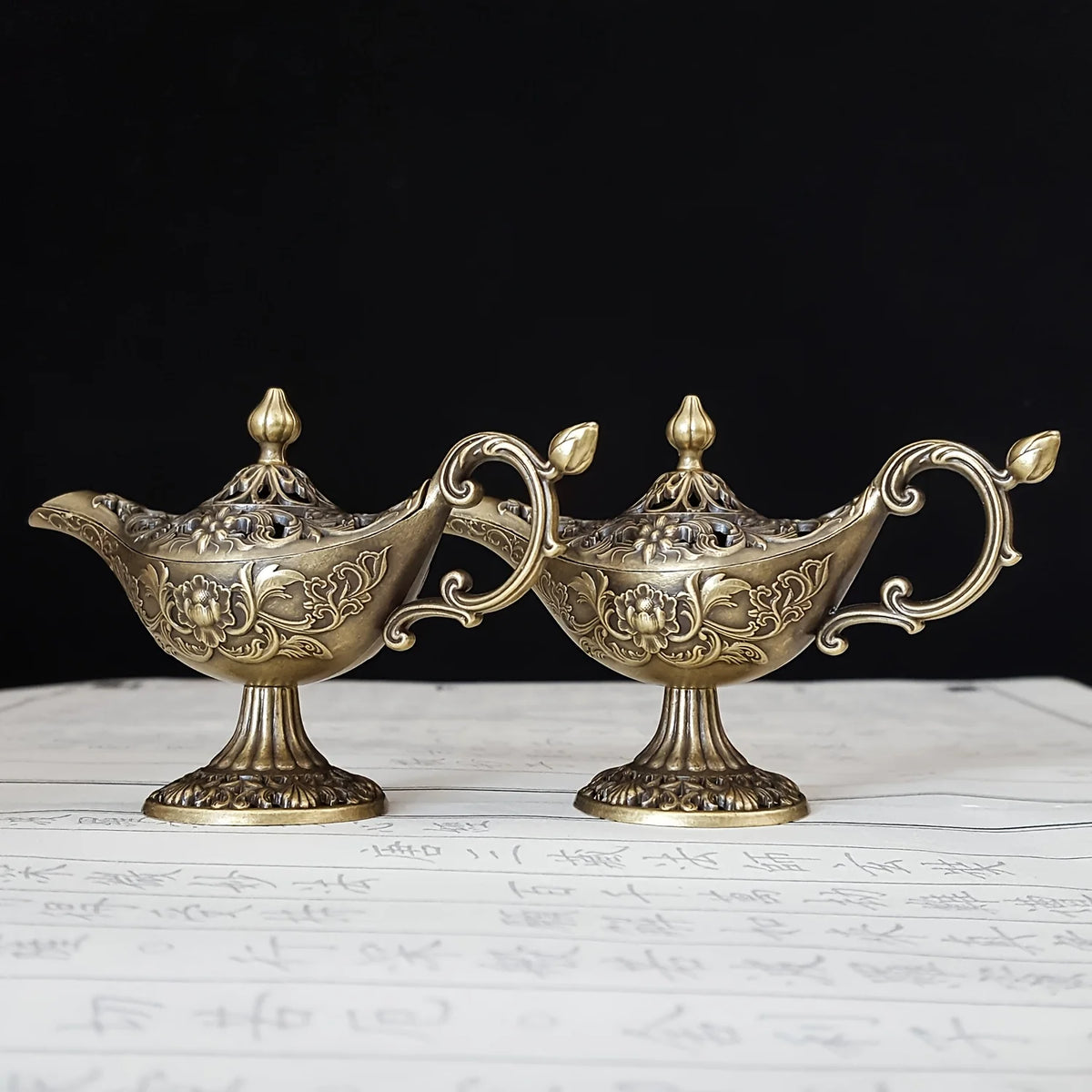lampe huile dorée art nouveau ornements floraux intérieure noire décoration orientale fantaisie