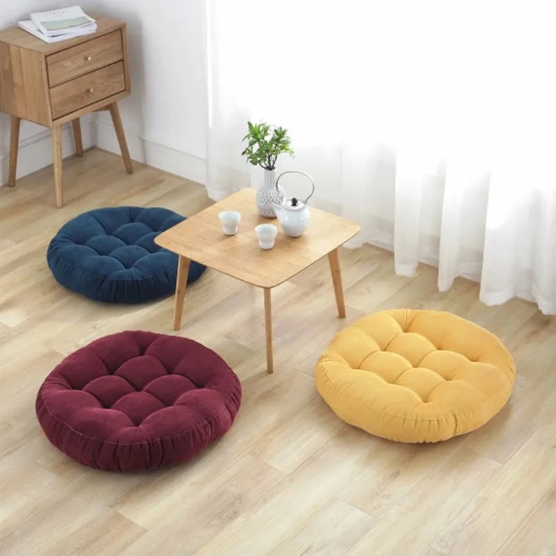Coussin de sol blanc dans un bureau pour une ambiance zen
