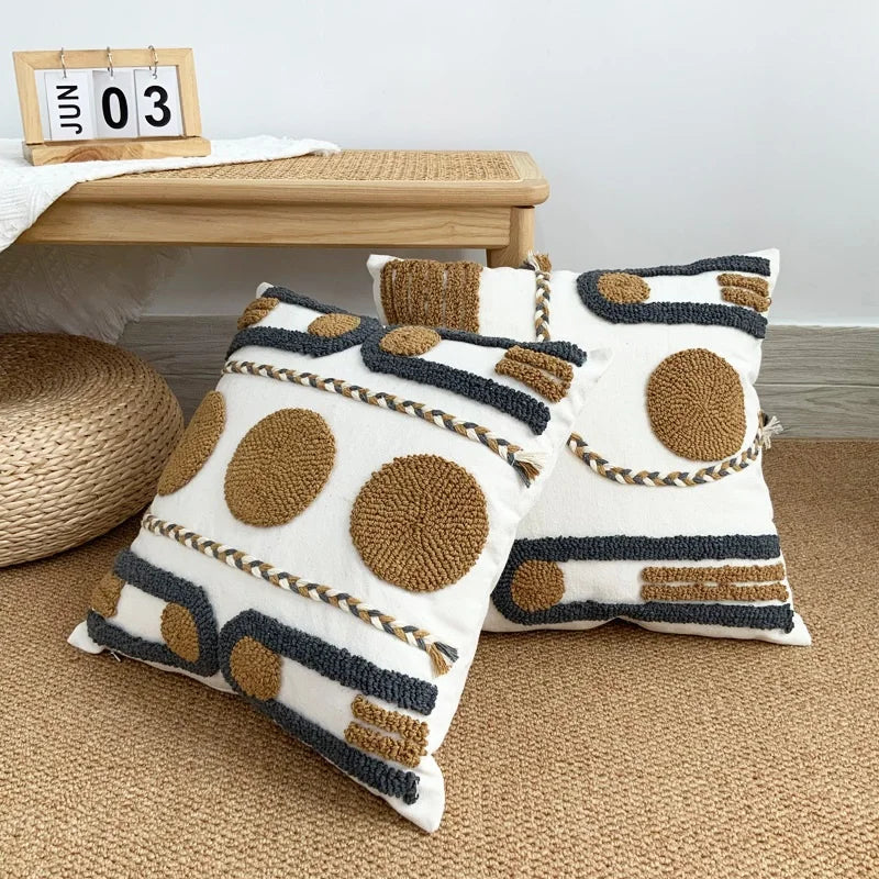 housse coussin brodée motif géométrique moderne blanc marron gris respectueux environnement décoration maison polyester