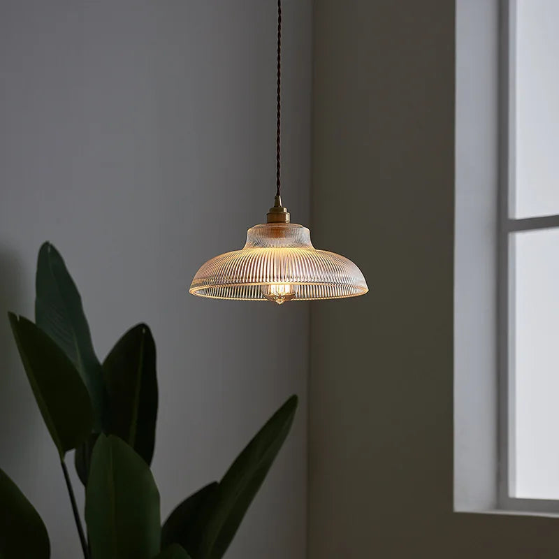 Lampe suspendue vintage vert transparent rayures cordon salon chambre dorée ledambiante