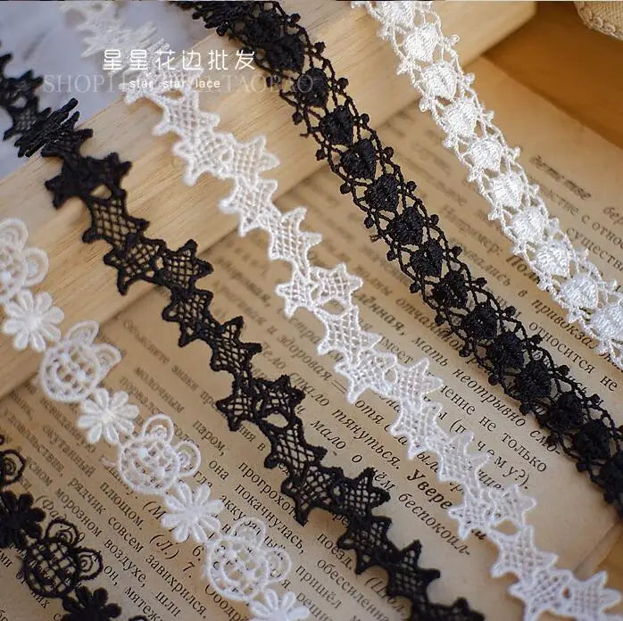 ruban dentelle noir blanc fleurs motifs floraux classique élégant polyester soluble eau écologique