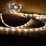 Bande lumineuse solaire décorant une allée de jardin