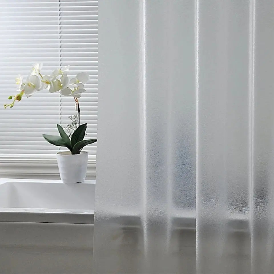 rideau douche blanc translucide texture froissée imperméable résistant moisissure moderne anneaux métalliques