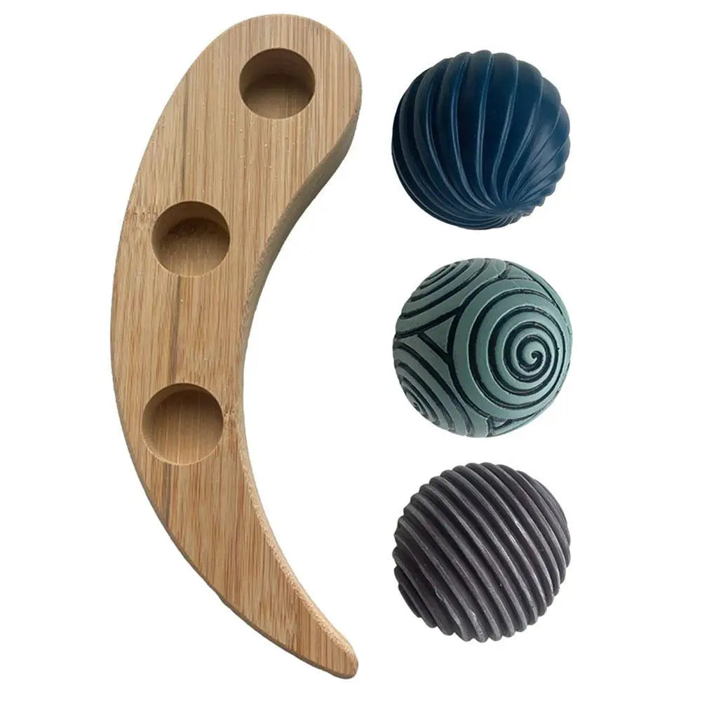 boules décoratives motif gravé spirales lignes horizontales support bois salon entrée table basse