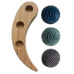 boules décoratives motif gravé spirales lignes horizontales support bois salon entrée table basse