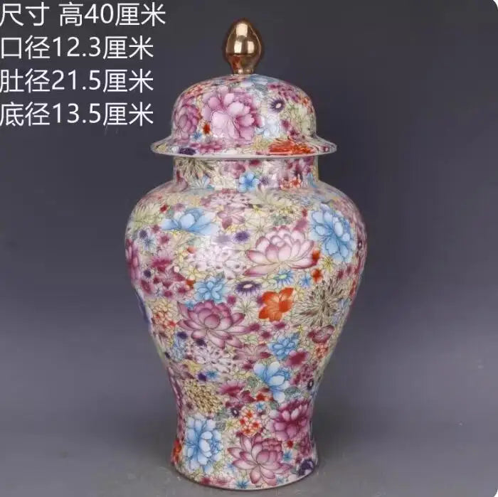 Magnifique vase décoratif en porcelaine aux motifs floraux colorés et éclatants, créant une pièce unique et élégante pour agrémenter tout intérieur.