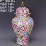 Magnifique vase décoratif en porcelaine aux motifs floraux colorés et éclatants, créant une pièce unique et élégante pour agrémenter tout intérieur.