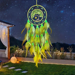 Rêve capturé dans un attrape-rêves lumineux et coloré, suspendu sous un ciel étoilé dans un jardin paisible.