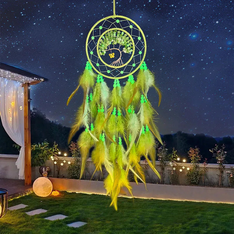 Rêve capturé dans un attrape-rêves lumineux et coloré, suspendu sous un ciel étoilé dans un jardin paisible.