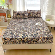 ensemble literie drap housse motif léopard moderne beige bleu foncé taies oreiller satinées chambre