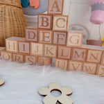 blocs construction bois lettres fleurs tasse chat pompons décor maison mariage