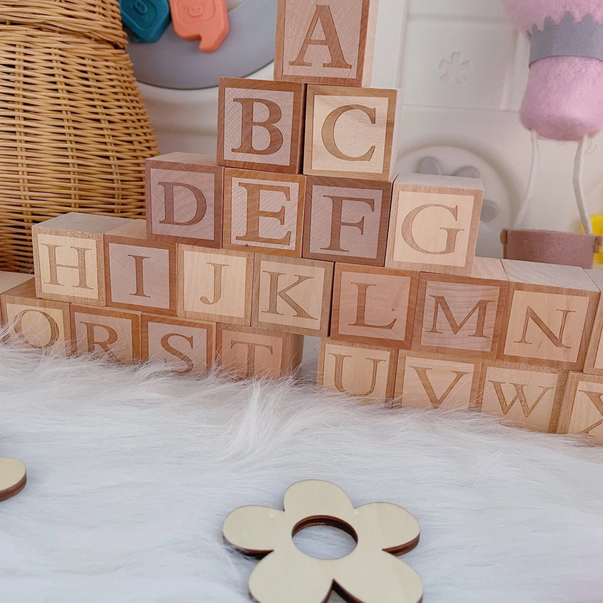 blocs construction bois lettres fleurs tasse chat pompons décor maison mariage