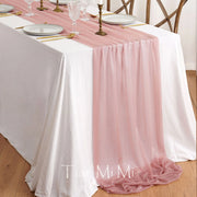 table élégante tulle transparent rose blanc événement mariage réception assiettes verres fourchettes nappes texturées