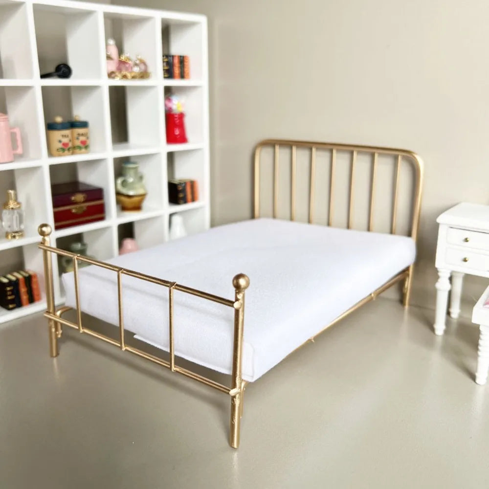 lit poupée rétro or blanc vintage fer forgé mini chambre 112 draps