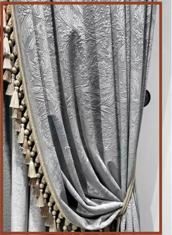 rideau velours gris clair motif floral classique pompons dorés fenêtre chambre salon