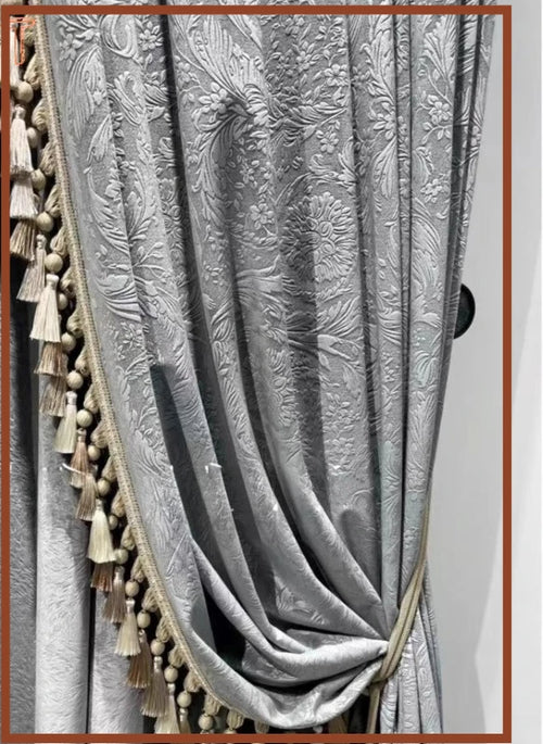 rideau velours gris clair motif floral classique pompons dorés fenêtre chambre salon