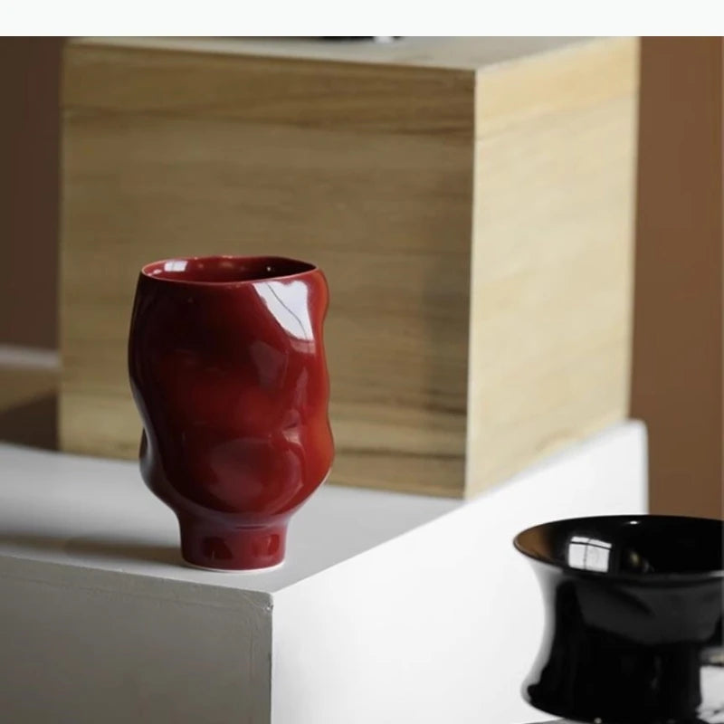tasses modernes noir rouge texture ondulée brillante fonction table