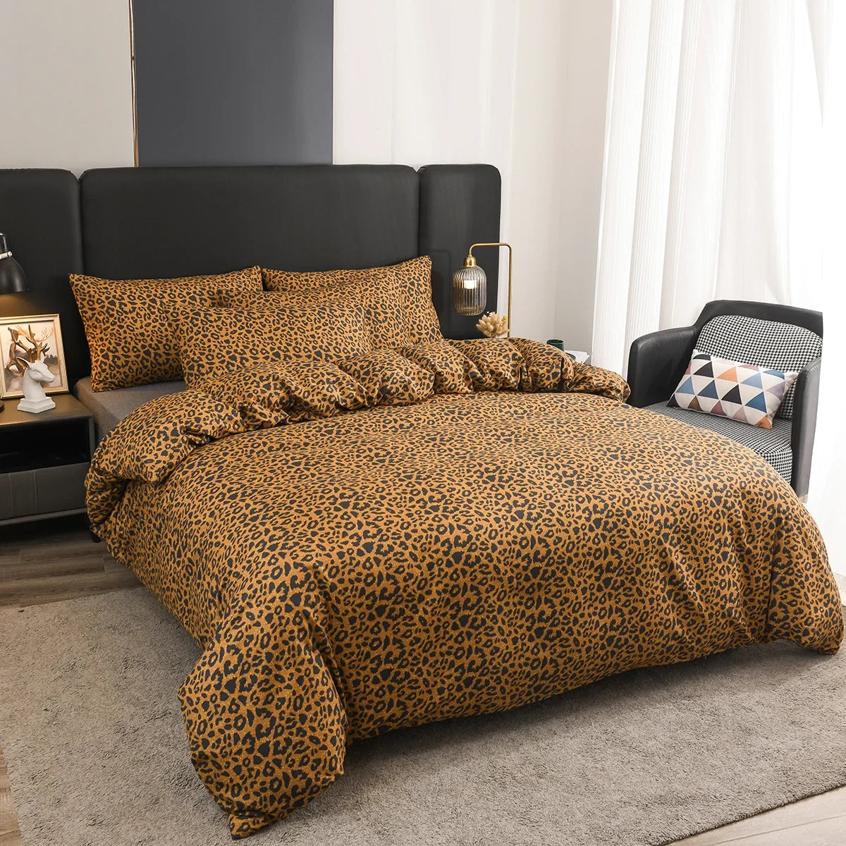 Housse de couette guépard avec taies d'oreiller assorties sur lit queen