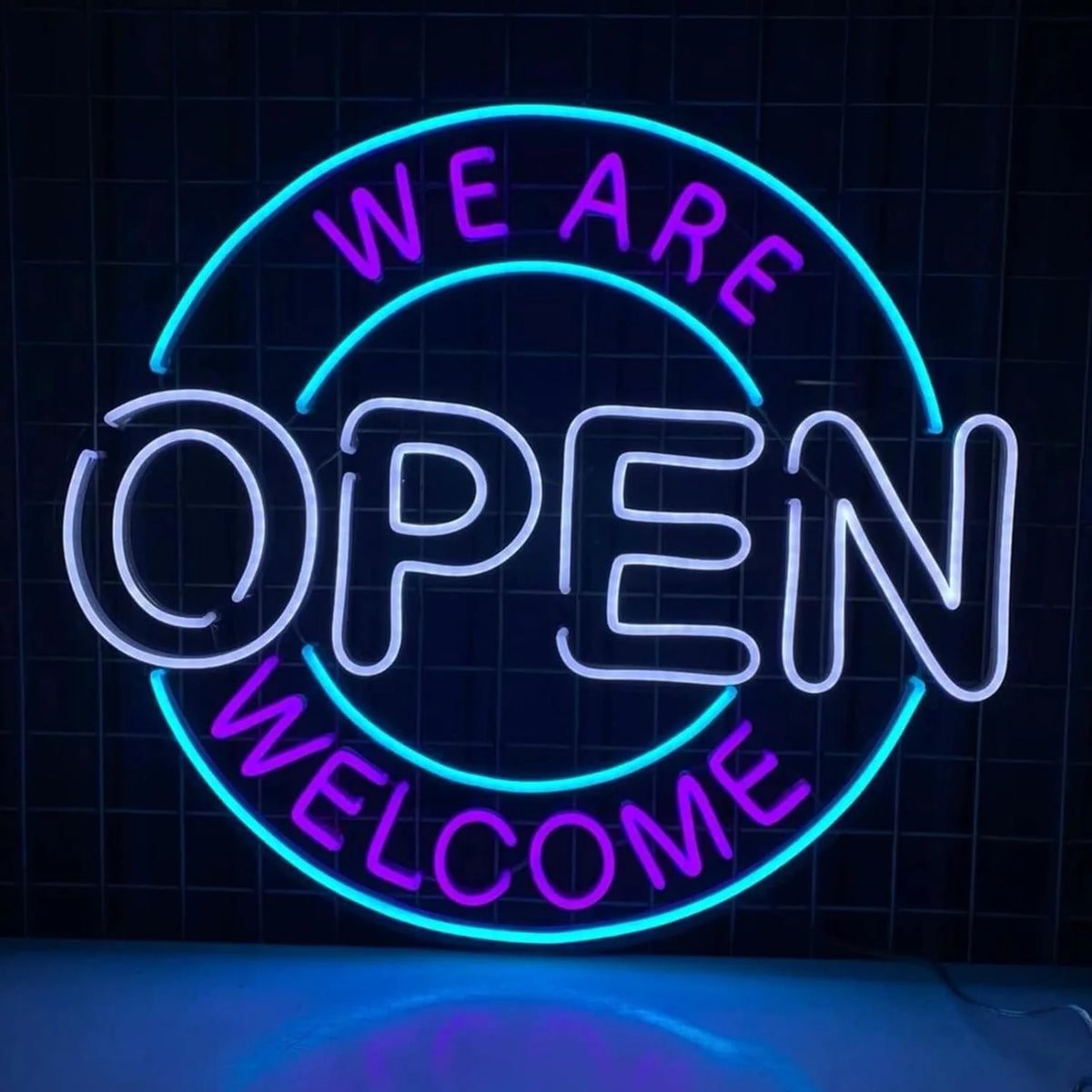 enseigne néon lumineuse WE ARE Open rose jaune bleu blanc moderne chaîne suspension câble