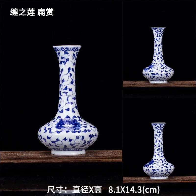 Vase chinois en porcelaine de style traditionnel avec motifs floraux bleus et blancs.