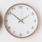horloges murales minimaliste bois clair gris blanc numéros noirs aiguilles fines scandinave