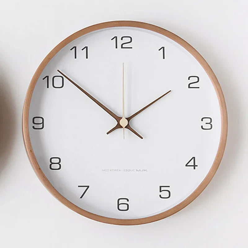 horloges murales minimaliste bois clair gris blanc numéros noirs aiguilles fines scandinave