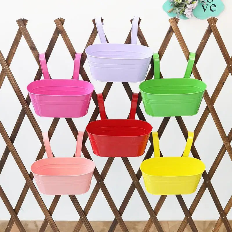 paniers suspendus modernes couleurs vives rose violet vert bleu jaune minimaliste balcon patio jardin